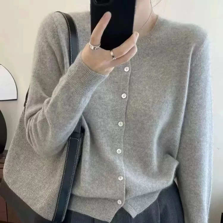 Amino silicone oil is used in soft and comfortable wool sweaters